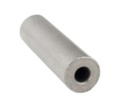Sworzeń tłokowy dmuchawy 380BFS Husqvarna, metalowy, cylindryczny kształt, matowy srebrny kolor, widoczny otwór w środku. Produkt leży poziomo, pokazany z boku, na jednolitym tle.