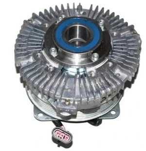 Wentylator dmuchawy 530BT Husqvarna w zbliżeniu, z metalową obudową i niebieską uszczelką. Widoczne mocowania i złącze elektryczne. Produkt ma okrągły kształt, z teksturowanym radiatorem, stoi na płaskiej powierzchni na jednolitym tle.