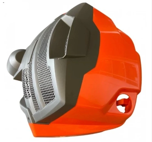 Zespół maski silnika ridera R 111B Husqvarna w kolorze pomarańczowym, z szarymi akcentami. Ujęcie boczne, produkt prezentowany w pozycji leżącej. Widoczne kratki wentylacyjne oraz otwory mocujące. Brak dodatkowych oznaczeń lub dekoracji.