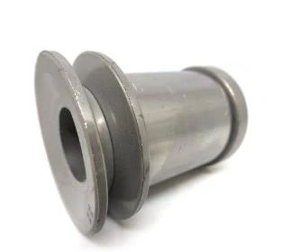 Piasta dmuchawy 356BTx Husqvarna, szara, o cylindrycznym kształcie, z gładką powierzchnią oraz otworem w centralnej części. Ujęcie z boku, ukazujące detale konstrukcji, bez dodatkowych akcesoriów czy oznaczeń na tle białym.