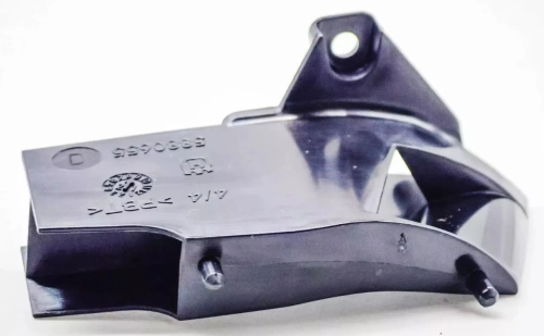 Dysza powietrzna dmuchawy 356BTx Husqvarna w kolorze czarnym z widocznymi detalami. Ujęcie z boku, pokazujące kształt, teksturę oraz wyraźne oznaczenia. Element wykończony matowo, z mocowaniami na końcach. Na prostym tle.