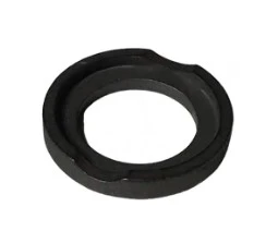 Podkładka dmuchawy 380BFS Husqvarna w kolorze czarnym, okrągła z wycięciem, wykonana z durablego materiału. Wyraźne krawędzie, widoczny profil elementu. Ułożona poziomo, na jednolitym tle. Idealna do zastosowań w urządzeniach marki Husqvarna.