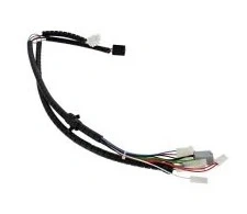 Instalacja elektryczna do ridera R 111B Husqvarna, czarna wiązka kabli z różnokolorowymi przewodami oraz złączami, ułożona wzdłuż, widoczny szczegół wersji z adapterem, zaznaczającym główne funkcje podłączeniowe.