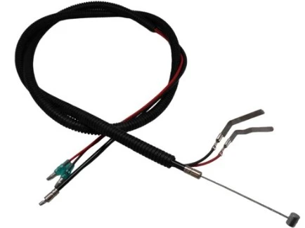 Zestaw instalacji elektrycznej do dmuchawy Husqvarna 530BT: czarny, elastyczny wąż z siatką, przewody, dwa metalowe zaczepy oraz zielone połączenia elektryczne.