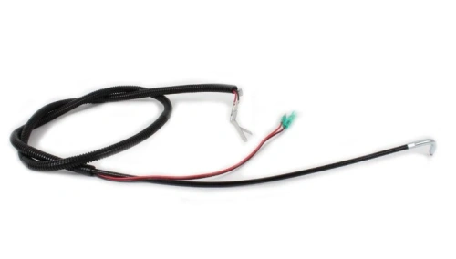 Przewód elektryczny o długości około 80 cm, z ciemnoskalnym, sztucznym pokryciem. Zakończony dwoma końcówkami: metalowym wsuwanym z jednej strony oraz kolorowymi konektorami z drugiej. Zainstalowany w formie spiralnej.