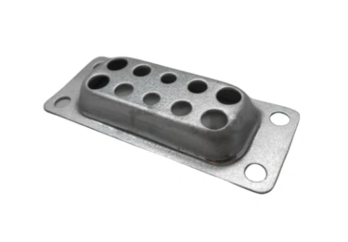 Dyfuzor dmuchawy 560BFS Husqvarna w kolorze metalicznym, o prostokątnym kształcie z ośmioma otworami. Produkt leży na płaskiej powierzchni. Widoczne mocowania po obu stronach. Gładka, błyszcząca powierzchnia z subtelnym wykończeniem.