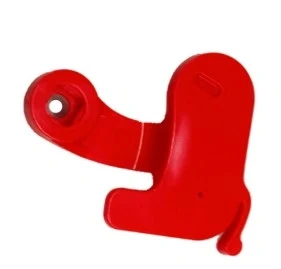 Część do dmuchawy 570BFS Husqvarna w intensywnym czerwonym kolorze. Produkt ma prosty, ergonomiczny kształt, z jednym otworem montażowym. Ukazany z bliska, na białym tle, co podkreśla jego detale i charakterystyczny design.