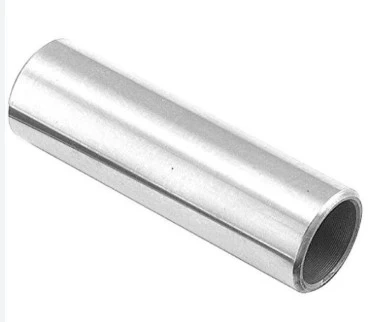 Przetyczka dmuchawy Husqvarna 578BTF w kształcie cylindrycznym, wykonana z metalu o błyszczącej powierzchni. Produkt leży poziomo, bez dodatkowych akcesoriów w prostym tle. Wnętrze z gwintem widoczne na jednym końcu.