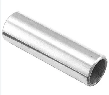 Przetyczka dmuchawy Husqvarna 578BTF w kształcie cylindrycznym, wykonana z metalu o błyszczącej powierzchni. Produkt leży poziomo, bez dodatkowych akcesoriów w prostym tle. Wnętrze z gwintem widoczne na jednym końcu.