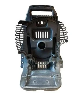 Rama dmuchawy 580BFS Husqvarna w kolorze czarnym, z widocznym gniazdem i otworami wentylacyjnymi. Ujęcie frontalne, produkt stacjonarny, z wyraźnymi elementami mocującymi. Tworzywo sztuczne z teksturą matową, z otworami do wentylacji.