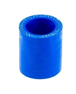 Przewód dmuchawy 356BTx Husqvarna w intensywnym błękitnym kolorze, o cylindrycznym kształcie, zwinięty w rolkę. Na powierzchni widoczne są precyzyjne linie, co sugeruje dobrą jakość wykonania. Produkt leży na jednolitym tle.