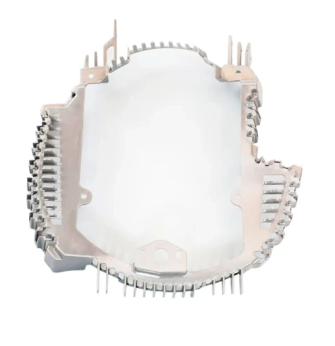 Siatka dmuchawy 360BT Husqvarna, srebrna z metalicznym połyskiem i zębami na bokach, leżąca na płasko, ukazuje wewnętrzne kontury i mocowania, będąca elementem systemu wentylacyjnego.