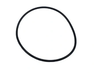 O-ring do dmuchawy 360BT Husqvarna, czarny, okrągły, gumowy uszczelniacz o gładkiej fakturze. Produkt leży na białym tle, ukazując kształt i elastyczność. Idealny do zamocowania i uszczelnienia w urządzeniach.