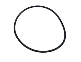 O-ring do dmuchawy 360BT Husqvarna, czarny, okrągły, gumowy uszczelniacz o gładkiej fakturze. Produkt leży na białym tle, ukazując kształt i elastyczność. Idealny do zamocowania i uszczelnienia w urządzeniach.