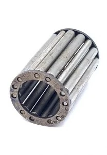 Łożysko igiełkowe dmuchawy 530BT Husqvarna, metaliczne, cylindryczne, z siedmioma widocznymi igłami w środku. Ujęcie frontalne, produkt leży na białym tle. Widoczne otwory montażowe na dwóch końcach.