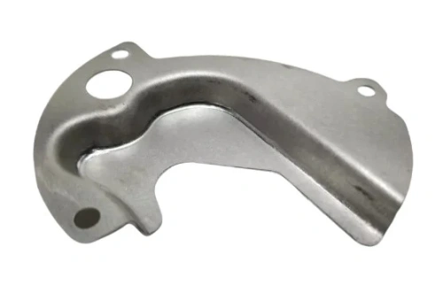 Płyta dmuchawy 570BFS Husqvarna w kolorze metalicznym, z wyraźnie widoczną zakrzywioną krawędzią. Ujęcie z boku, ukazujące detale mocowania. Wymiary dostosowane do zastosowania w urządzeniach ogrodniczych. Dwie otwory montażowe.