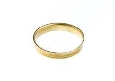 Tuleja podporowa dmuchawy Husqvarna 590BFS w złotym kolorze, okrągła, metalowa, z gładką powierzchnią. Produkt leży na jednolitym tle. Wymiary i szczegóły konstrukcyjne nie są podane.