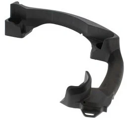 Czarny uchwyt dmuchawy Husqvarna 525BX z trwałego plastiku, eliptyczny kształt, widoczne mocowania, leżący na płaskiej powierzchni, gotowy do montażu w urządzeniu.