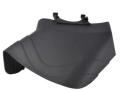 Osłona ridera R 111B Husqvarna w kolorze czarnym, wykonana z trwałego materiału, ma ergonomiczny kształt z zaokrąglonym brzegiem. Ujęcie z boku, stojąca pozycja; widoczne mocowania. Tło białe, co podkreśla szczegóły konstrukcji.