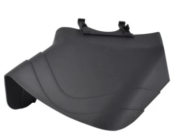 Osłona ridera R 111B Husqvarna w kolorze czarnym, wykonana z trwałego materiału, ma ergonomiczny kształt z zaokrąglonym brzegiem. Ujęcie z boku, stojąca pozycja; widoczne mocowania. Tło białe, co podkreśla szczegóły konstrukcji.