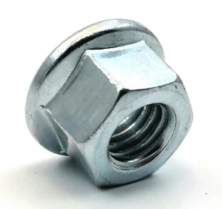 Metaliczna nakrętka dmuchawy 525BX Husqvarna, z szlifowaną powierzchnią i wyraźnym gwintem wewnętrznym, sześciokątna, płaska, na białym tle, bez napisów i logo.