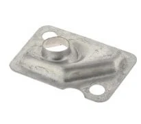 Osłona wylotu dmuchawy 525BX Husqvarna, metalowa, w kolorze szarym, w kształcie prostokątnej płytki z wypukłym centralnym otworem. Widoczne dwa otwory montażowe po bokach. Ujęcie neutralne, produkt leżący na białym tle.