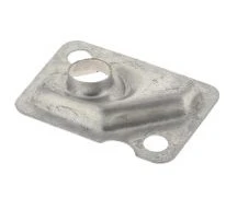 Osłona wylotu dmuchawy 525BX Husqvarna, metalowa, w kolorze szarym, w kształcie prostokątnej płytki z wypukłym centralnym otworem. Widoczne dwa otwory montażowe po bokach. Ujęcie neutralne, produkt leżący na białym tle.