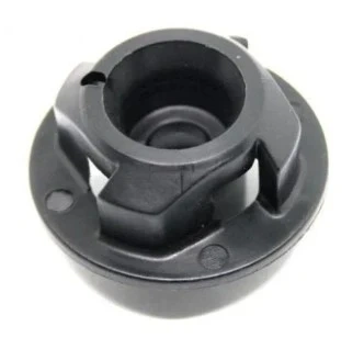 Krzywka dmuchawy Husqvarna 525BX, czarna, z tworzywa sztucznego. Widok z góry, leżąca, z otworem centralnym i bocznymi wypustkami mocującymi, na białym tle.