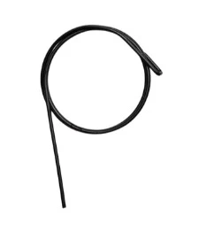 Sprężyna dmuchawy 525BX Husqvarna w czarnym kolorze, o okrągłym kształcie, leżąca w pozycji rozłożonej. Produkt wykonany z elastycznego materiału, idealny do wymiany w urządzeniach marki Husqvarna. Tło proste, białe.