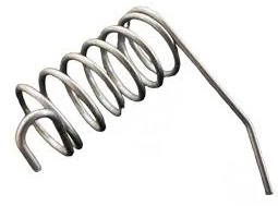 Sprężyna dmuchawy 525BX Husqvarna, wykonana z metalu, w formie skręconej linii o 6 spiralnych zwojach. Widoczna jest także jednoznacznie ukształtowana końcówka. Produkt leży na białym tle.