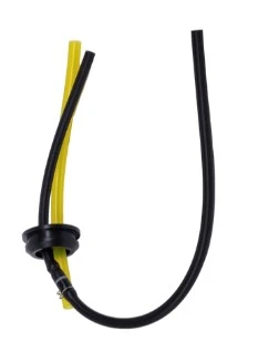 Przewód kompletny dmuchawy 360BT Husqvarna, składający się z czarnej i żółtej gumowej rurki, zamontowany na czarnym elemencie mocującym. Widok frontalny, ukazujący zagięcie przewodów; kształt elastyczny, idealny do zastosowań w ogrodnictwie.