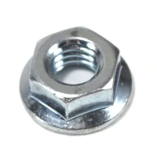 Metaliczna nakrętka dmuchawy 580BFS Husqvarna, sześciokątna, gładka, z widocznym gwintem i płaską podstawą na białym tle. Do montażu w urządzeniach ogrodniczych.