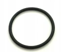 Czarny O-ring do dmuchawy 570BFS Husqvarna, okrągły kształt, gładka faktura, stojący na białym tle. Wymiary nieokreślone. Element uszczelniający, istotny w naprawach oraz konserwacji urządzenia.