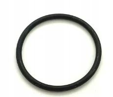 Czarny O-ring do dmuchawy 570BFS Husqvarna, okrągły kształt, gładka faktura, stojący na białym tle. Wymiary nieokreślone. Element uszczelniający, istotny w naprawach oraz konserwacji urządzenia.