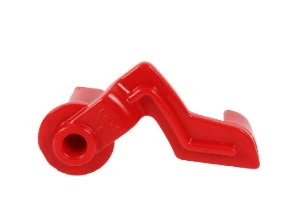 Dźwignia dmuchawy 570BFS Husqvarna w kolorze intensywnej czerwieni, wykonana z plastiku. Produkt ma kształt litery Z, z półokrągłym elementem na końcu oraz wyraźnymi krawędziami. Ujęcie frontalne, produkt leży na jednolitym tle.