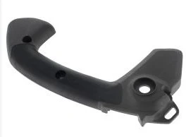 Uchwyt dmuchawy 525BX Husqvarna w kolorze czarnym. Produkt w pozycji horyzontalnej, z widocznymi otworami montażowymi. Tekstura plastikowa, ergonomiczny kształt zapewniający komfort użytkowania. Brak widocznych napisów lub logo.