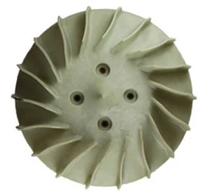 Wiatrak dmuchawy 525BX Husqvarna w kolorze jasnoszarym, widok z góry. Ośmiopłatowy, z wyprofilowanymi łopatkami dla optymalnego wydmuchu powietrza. Widoczne otwory montażowe na środku koła wentylatora.