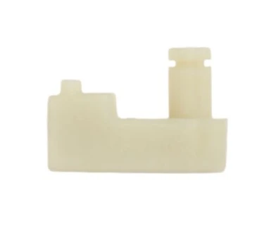 Zapadka dmuchawy 360BT Husqvarna w kolorze kremowym, z tworzywa sztucznego. Produkt leżący na białym tle, pokazujący charakterystyczny kształt z wycięciem oraz wystającym elementem. Bez widocznych napisów i logo.