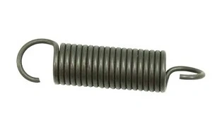 Sprężyna dmuchawy 525BX Husqvarna, metalowa, w kolorze ciemnoszarym, o cylindrycznym kształcie. Ujęcie frontalne, leżąca na jednolitym tle. Wyróżniają się wyraźne zwoje oraz dwa końce w formie haków, umożliwiających mocowanie.