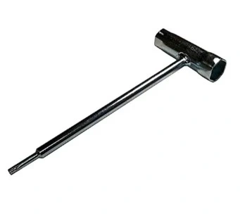 Klucz dmuchawy 525BX Husqvarna, z metalowym uchwytem, pokryty chromem, w kształcie litery T. Widoczny gwint na końcu oraz otwór montażowy. Produkt leży na białym tle, ukazując detale jego konstrukcji i długość.