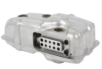 Zespół tłumika dmuchawy 525BX Husqvarna w kolorze metalicznym, z wyraźnymi otworami montażowymi. Produkt leży na białym tle, ukazując detale konstrukcji. Widziane z boku, podkreślające jego kształt i teksturę.