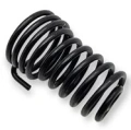 Sprężyna dmuchawy 525BX Husqvarna w kolorze czarnym, spiralnie zwinięta z wyraźnymi skrętami. Ujęcie z boku, eksponujące kształt i fakturę metalu. Produkt nowy, bez widocznych uszkodzeń, umieszczony na białym tle.