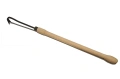 Ręczne narzędzie do pielenia Krumpholz z drewnianym styliskiem o długości 48 cm, z metalowym ostrzem w kształcie haczyka, widoczne z boku. Narzędzie ma gładką fakturę uchwytu i prostą, ergonomiczną formę, przeznaczone do pracy w ogrodzie.