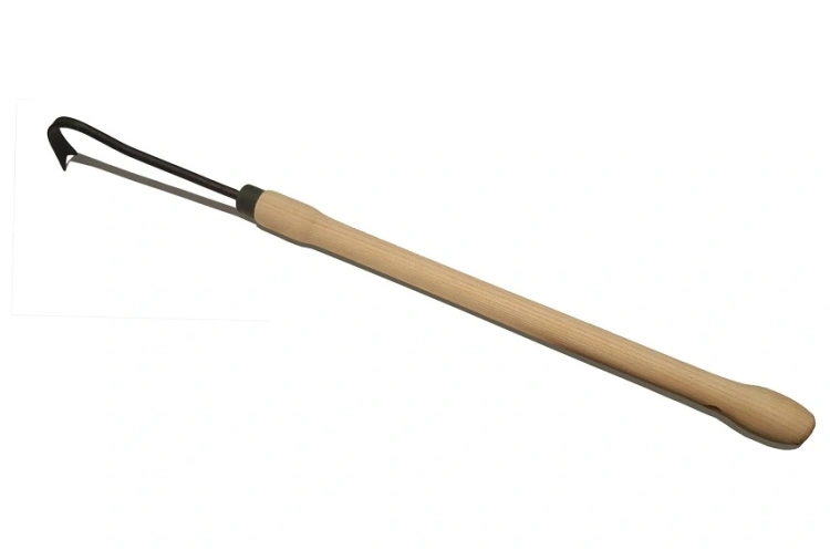 Ręczne narzędzie do pielenia Krumpholz z drewnianym styliskiem o długości 48 cm, z metalowym ostrzem w kształcie haczyka, widoczne z boku. Narzędzie ma gładką fakturę uchwytu i prostą, ergonomiczną formę, przeznaczone do pracy w ogrodzie.