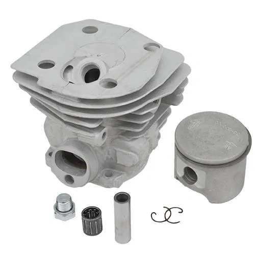 Cylinder pilarki 346XP w kolorze szarym, z metalowym tłokiem. Z przodu widoczne otwory montażowe. W komplecie mały zawór, tulejka i pierścień. Elementy ułożone na białym tle. Cylinder pokazany w pozycji leżącej, w zbliżeniu na detale.
