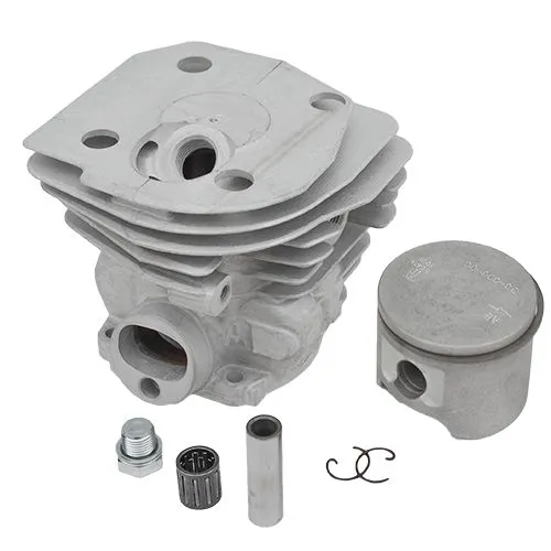 Cylinder pilarki 346XP w kolorze szarym, z metalowym tłokiem. Z przodu widoczne otwory montażowe. W komplecie mały zawór, tulejka i pierścień. Elementy ułożone na białym tle. Cylinder pokazany w pozycji leżącej, w zbliżeniu na detale.