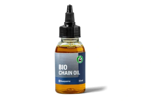 Olej mineralny X-GUARD BIO 50 ml w przezroczystej butelce z czarną nakrętką. Szaro-niebieska etykieta z białym napisem „BIO CHAIN OIL” i zielonym logo. Butelka stoi na białym tle, podkreślając kształt i teksturę.