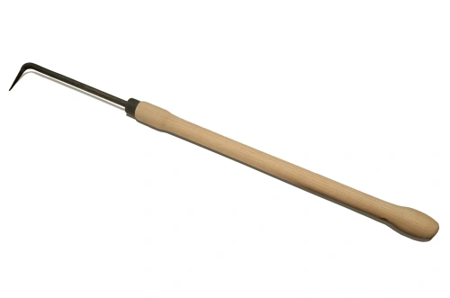 Skrobak do pielenia chwastów Krumpholz z trzonkiem z jasnego drewna jesionowego o długości 48 cm. Narzędzie ma prosty, metalowy ząb i ergonomicznie wyprofilowaną rączkę, prezentowane pod kątem, co ukazuje jego długość i konstrukcję.