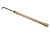 Skrobak do pielenia chwastów Krumpholz z trzonkiem z jasnego drewna jesionowego o długości 48 cm. Narzędzie ma prosty, metalowy ząb i ergonomicznie wyprofilowaną rączkę, prezentowane pod kątem, co ukazuje jego długość i konstrukcję.