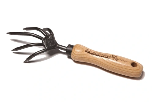 Małe pazurki 5-zębowe Krumpholz z drewnianym trzonkiem w jasnym odcieniu. Uchwyt ergonomiczny, metalowe zęby w kolorze czarnym. Produkt umieszczony poziomo, front. Widoczne logo na trzonku. Idealny do drobnych prac ogrodniczych.